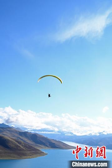 圖為在羊卓雍錯，游客體驗(yàn)高空滑翔?！≮w朗 攝