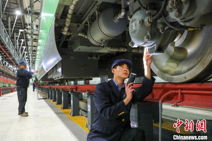 圖為工作人員檢查高原復(fù)興號?！≈軔傁?攝