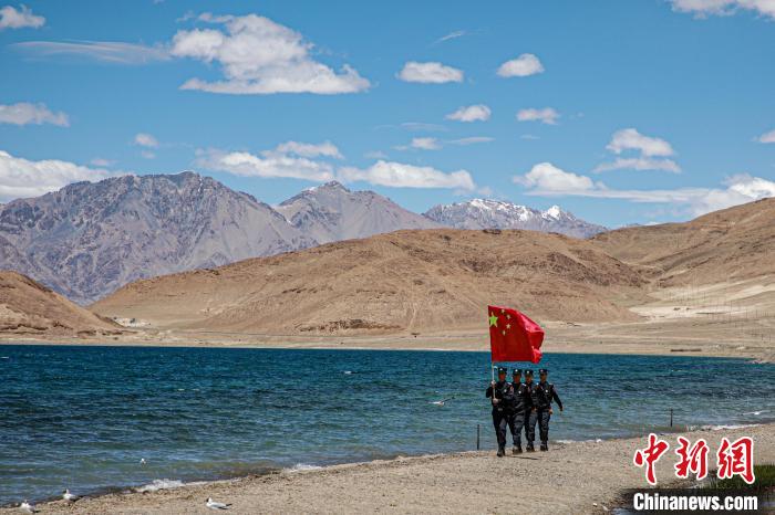 班公湖邊境派出所民警巡邏在班公湖畔。　龍小鳳 攝