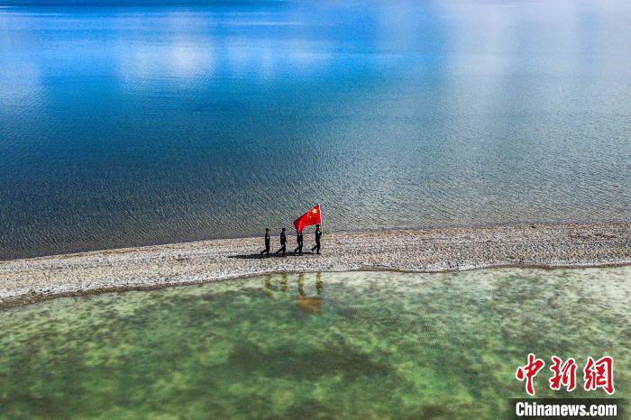 班公湖巡邏現(xiàn)場?！↓埿▲P 攝