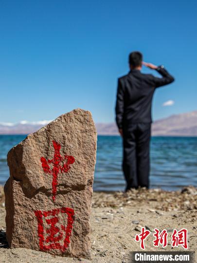 班公湖畔的“中國”標(biāo)記?！↓埿▲P 攝