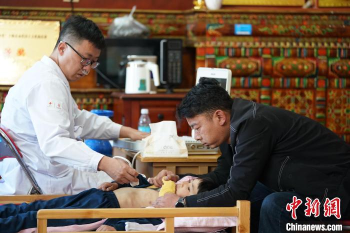 6月27日，西藏康馬縣雙語幼兒園的孩子參加先心病篩查?！√K丹 攝