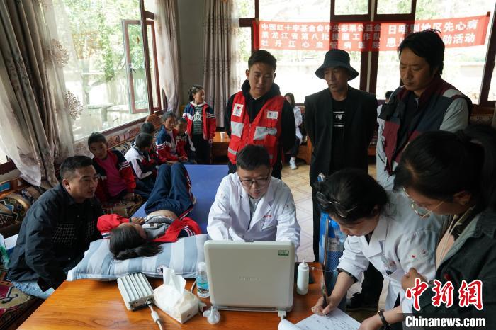 6月27日，西藏康馬縣少崗鄉(xiāng)中心小學(xué)的孩子參加先心病篩查。　蘇丹 攝