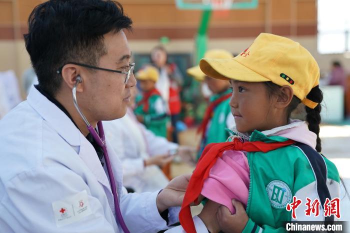 6月27日，西藏康馬縣南尼鄉(xiāng)中心小學(xué)的孩子參加先心病篩查?！√K丹 攝
