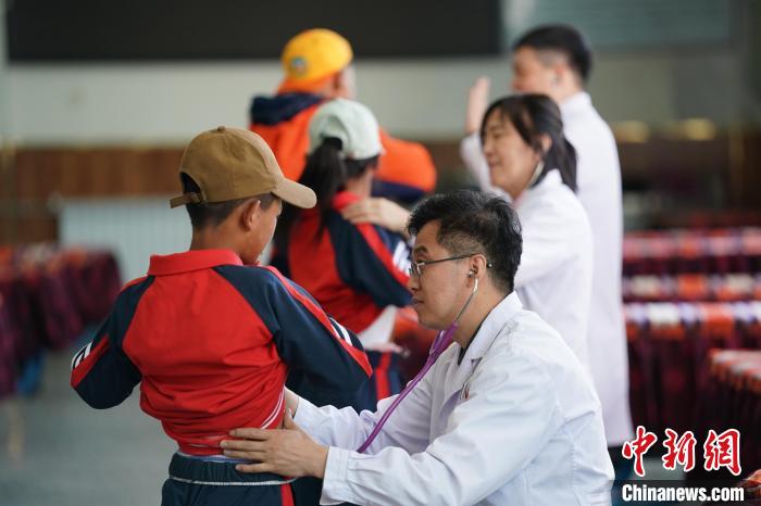 6月26日，西藏日喀則特校的孩子參加先心病篩查。　蘇丹 攝