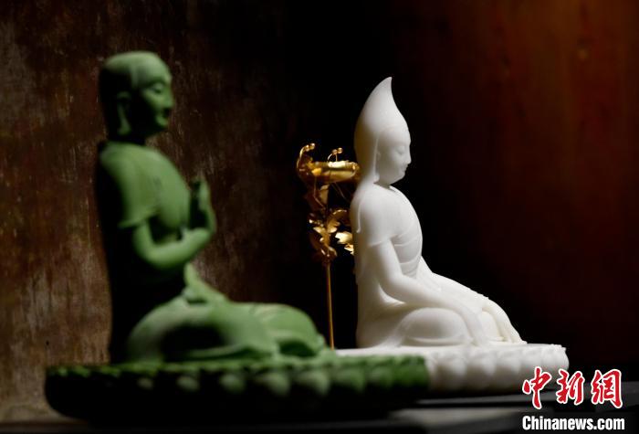 圖為展覽中圍繞西藏歷史與傳統(tǒng)創(chuàng)作的雕塑作品?！±盍?攝