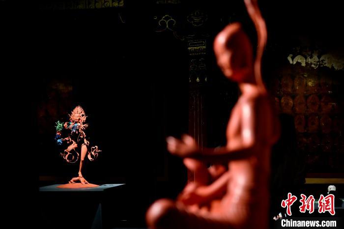 圖為展覽中圍繞西藏歷史與傳統(tǒng)創(chuàng)作的雕塑作品?！±盍?攝