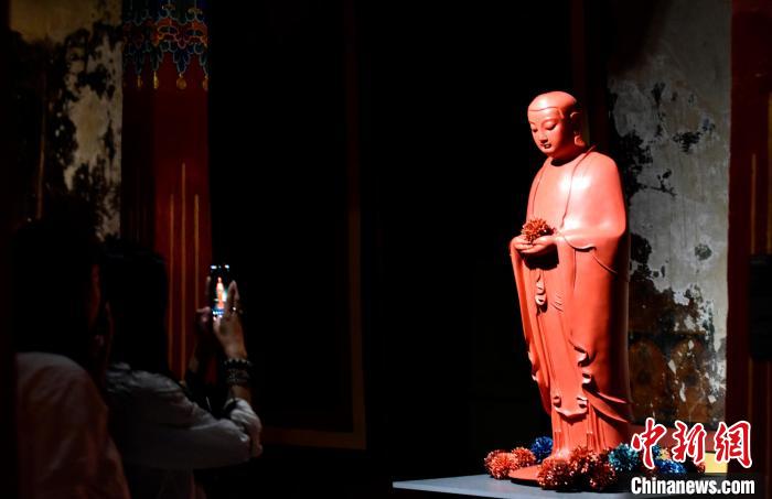 圖為觀眾正在欣賞展覽中的雕塑作品。