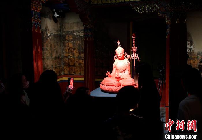 圖為觀眾正在欣賞展覽中的雕塑作品?！±盍?攝