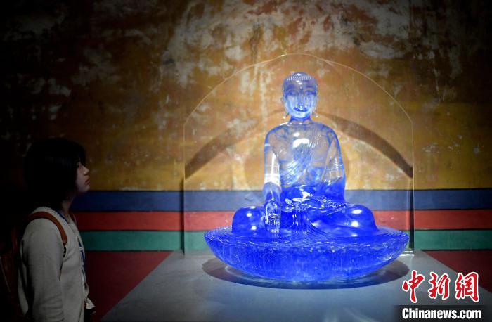 圖為觀眾正在欣賞展覽中的雕塑作品?！±盍?攝