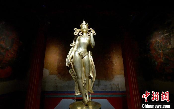 圖為展覽中圍繞西藏歷史與傳統(tǒng)創(chuàng)作的雕塑作品《八萬四千年》?！±盍?攝