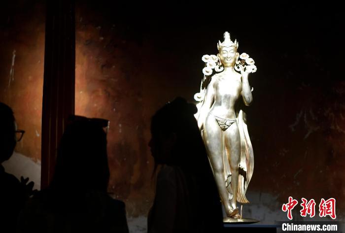 圖為觀眾正在欣賞展覽中的雕塑作品《八萬四千年》。　李林 攝