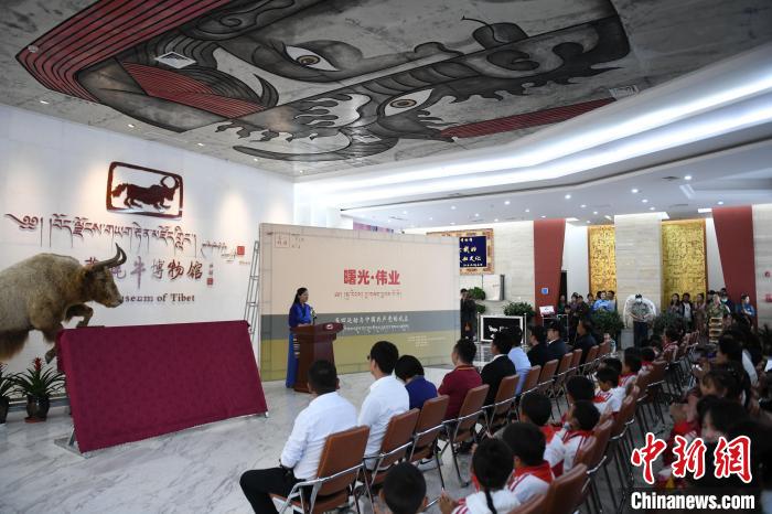 圖為《曙光·偉業(yè)——五四運(yùn)動(dòng)與中國(guó)共產(chǎn)黨的成立》“七一”特展開幕儀式現(xiàn)場(chǎng)?！∝暩聛硭?攝