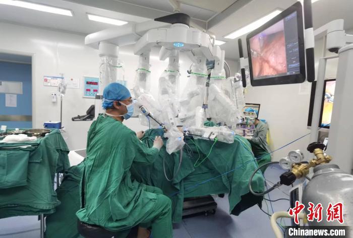 圖為援藏主任郝一昌協(xié)助進(jìn)行達(dá)芬奇機(jī)器人手術(shù)?！∥鞑刈灾螀^(qū)人民醫(yī)院供圖