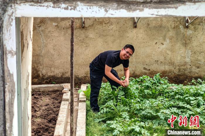 移民管理警察羅忠江在公珠湖執(zhí)勤點(diǎn)的大棚內(nèi)。　龍小鳳 攝