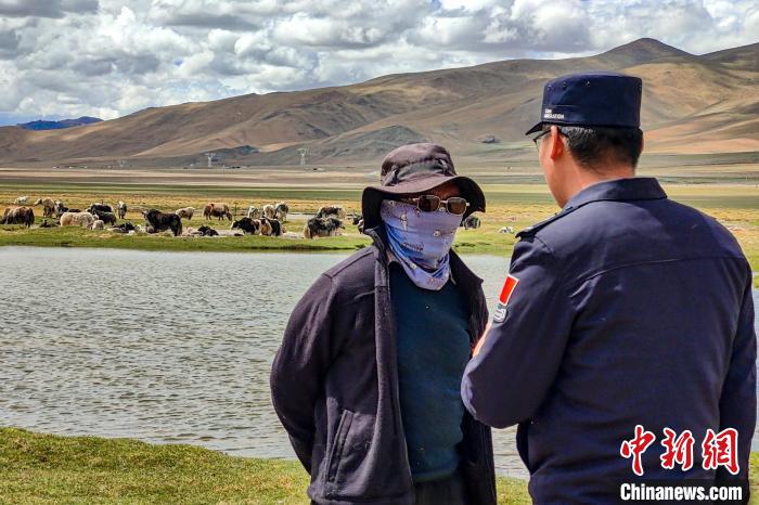 資料圖為民警何宗源在公珠湖了解牧民情況?！↓埿▲P 攝