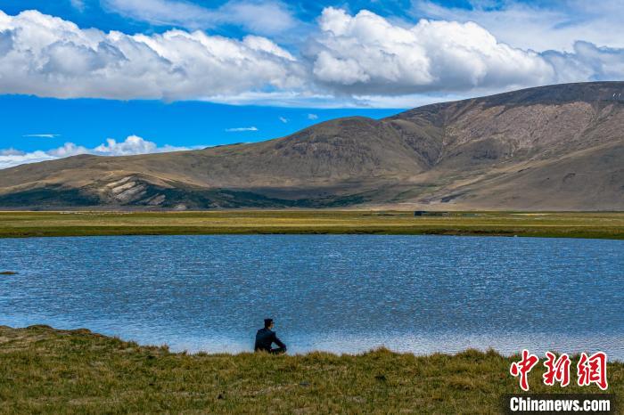 資料圖為執(zhí)勤民警何宗源在公珠湖畔濕地留影。　龍小鳳 攝