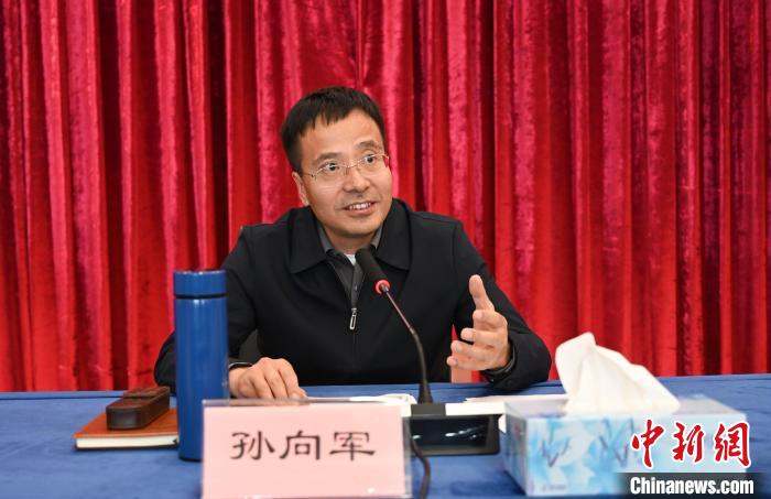 圖為西藏自治區(qū)黨委宣傳部副部長、自治區(qū)社科院黨組書記孫向軍主持活動(dòng)?！≮w朗 攝