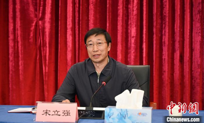 圖為西藏自治區(qū)黨委組織部副部長、第十批援藏干部人才總領(lǐng)隊(duì)宋立強(qiáng)致辭。