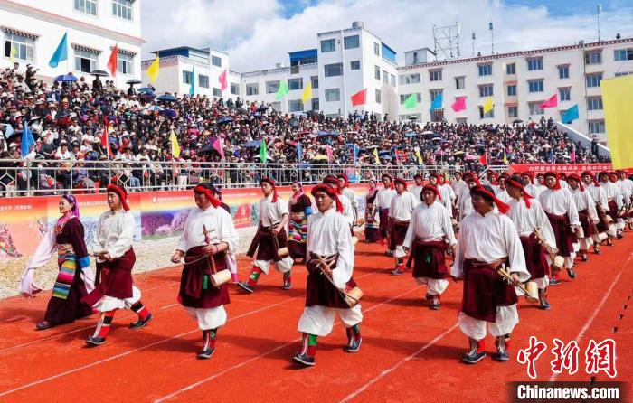圖為西藏昌都市第九屆三江茶馬文化藝術(shù)節(jié)(芒康會(huì)場(chǎng))開幕式現(xiàn)場(chǎng)?！〔际忻⒖悼h委宣傳部供圖