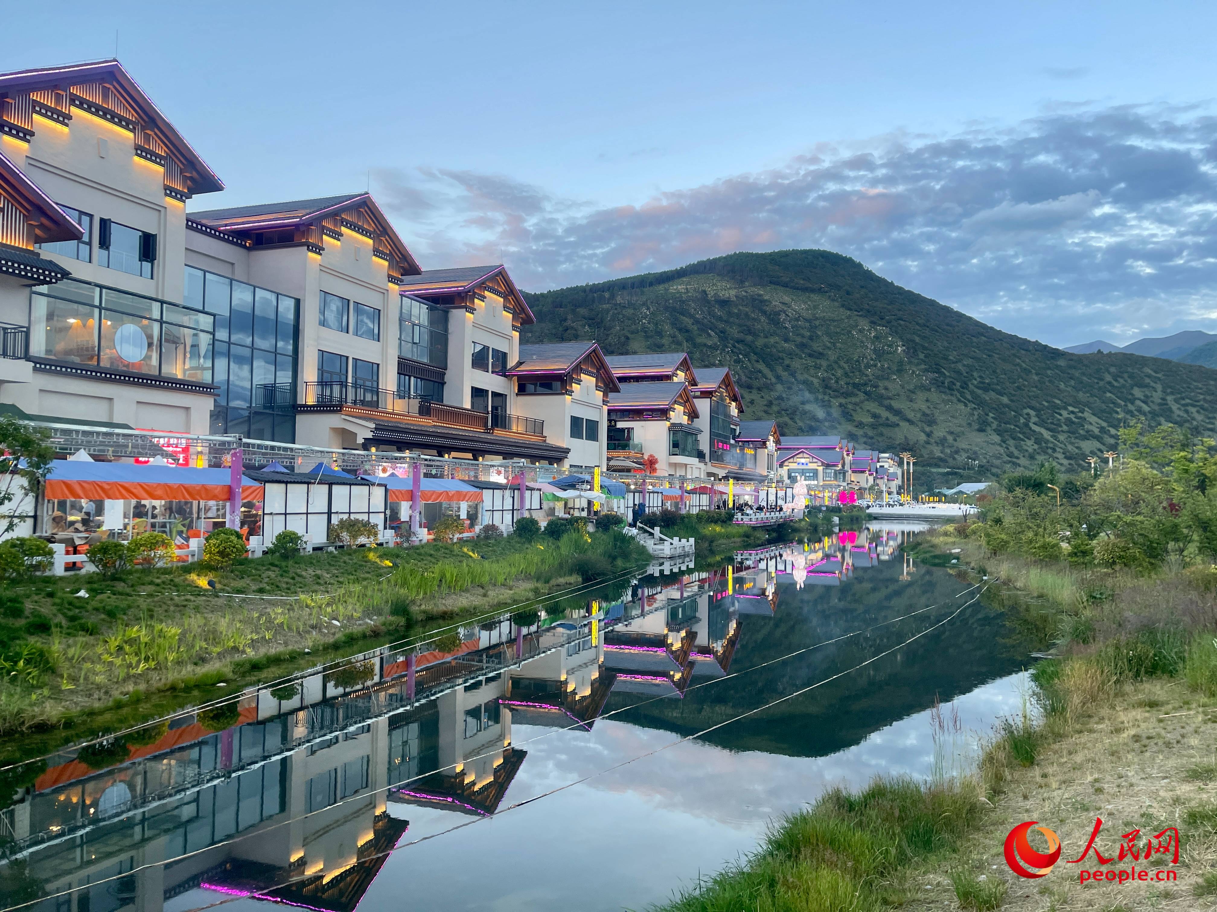 工布公園的一角，風(fēng)景秀麗。人民網(wǎng) 周靜圓攝