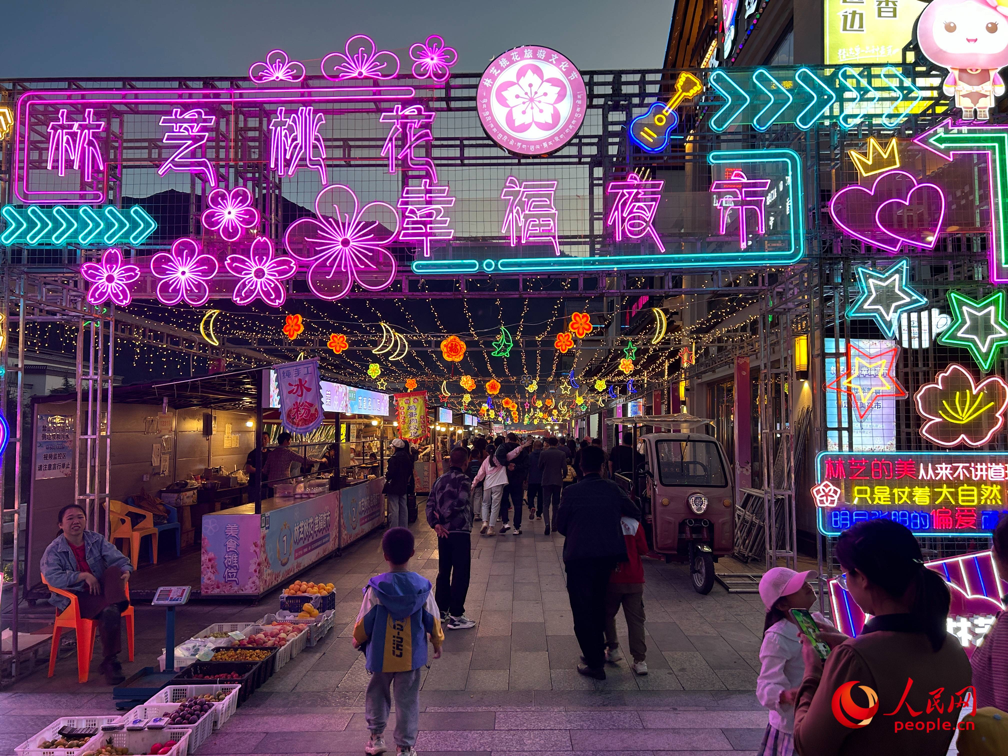 工布公園里的夜市，人來人往。人民網(wǎng) 周靜圓攝