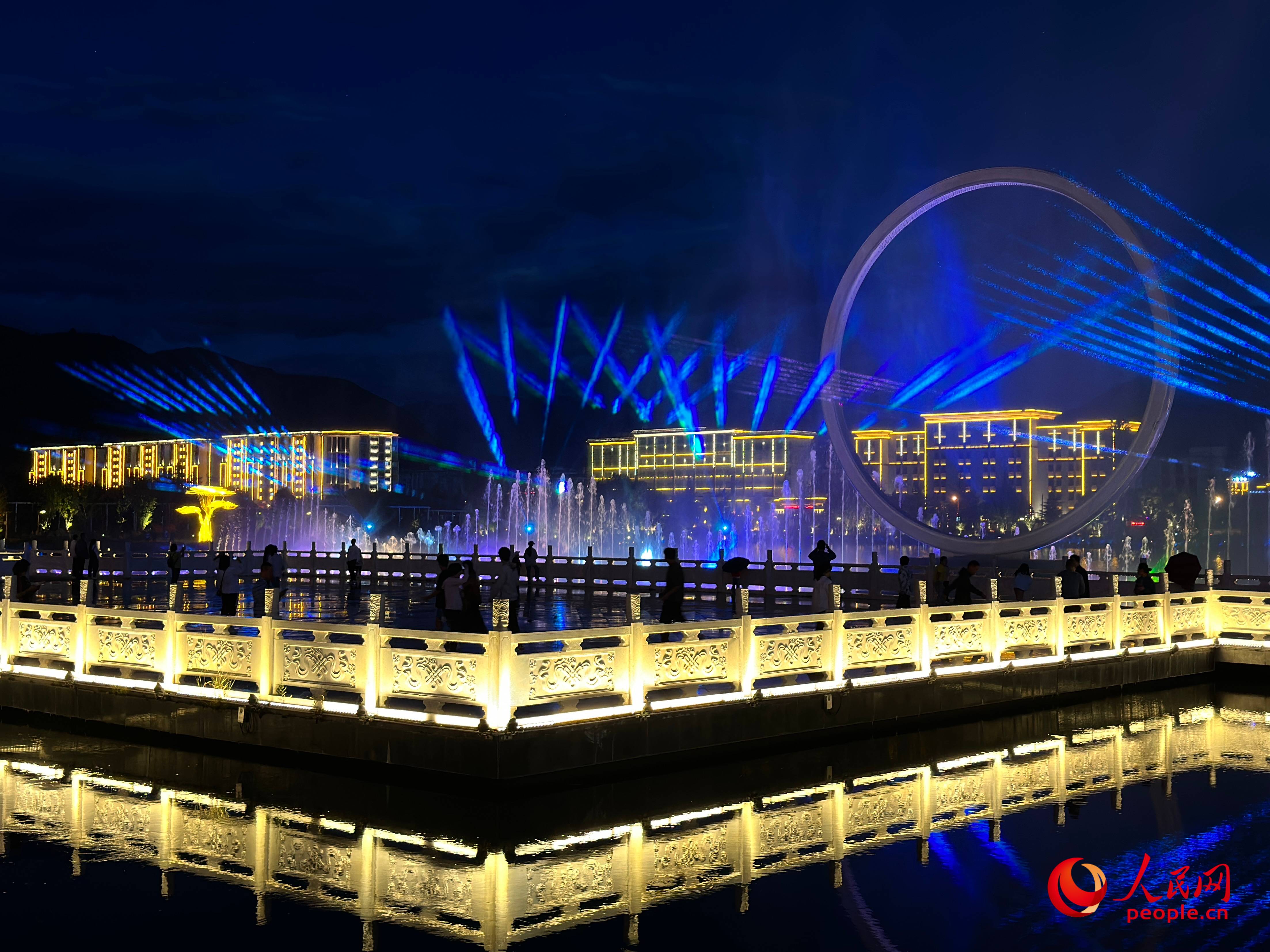 工布公園的音樂水秀噴泉，吸引市民和游客前來拍照打卡。人民網(wǎng) 周靜圓攝