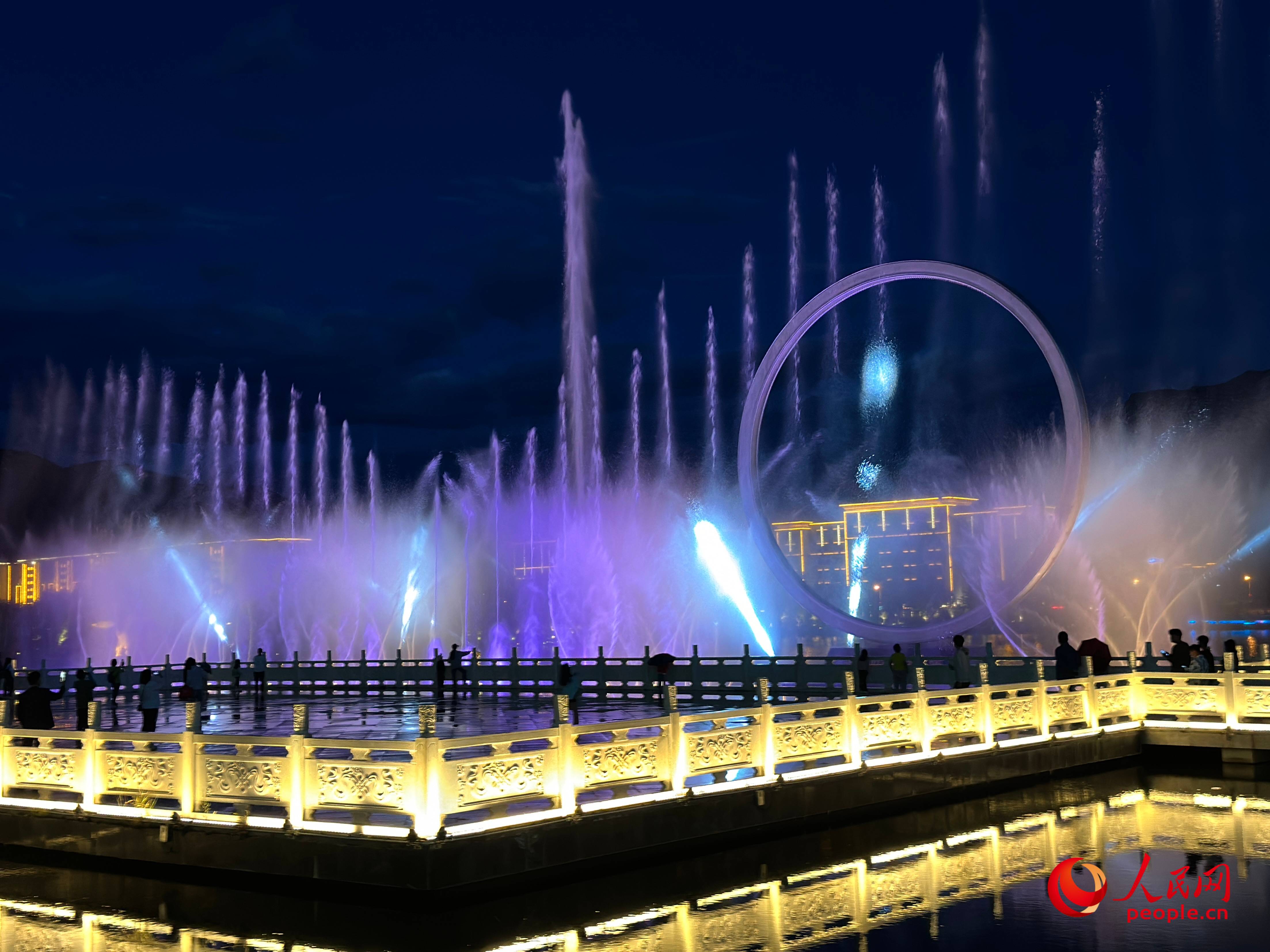 工布公園的音樂水秀噴泉，吸引市民和游客前來拍照打卡。人民網(wǎng) 周靜圓攝