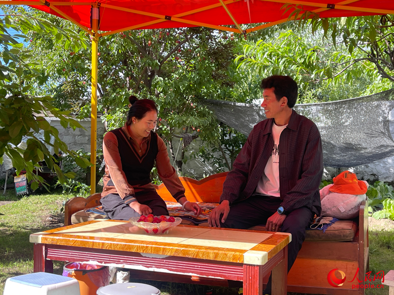 嘎拉村村民達瓦堅參和他的妻子。人民網(wǎng) 周靜圓攝