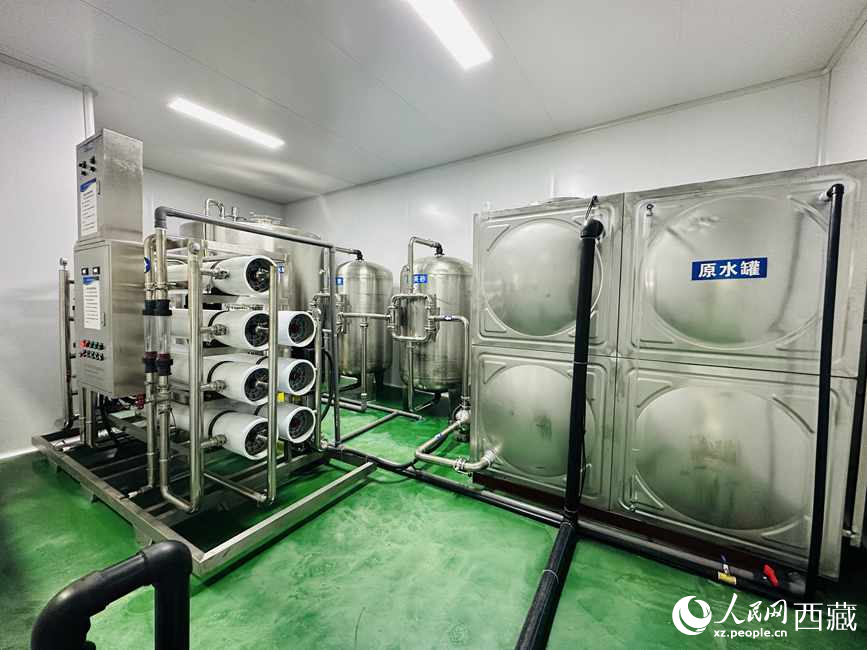 “色達牙泉”礦泉水（桶裝水）生產(chǎn)加工基地。人民網(wǎng)記者 次仁羅布攝