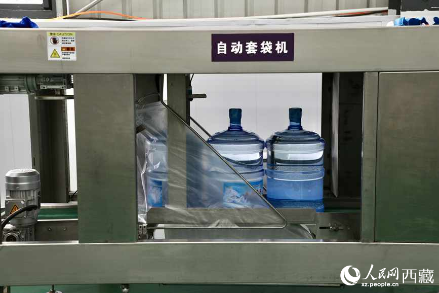 “色達牙泉”礦泉水（桶裝水）生產(chǎn)加工基地。人民網(wǎng)記者 次仁羅布攝