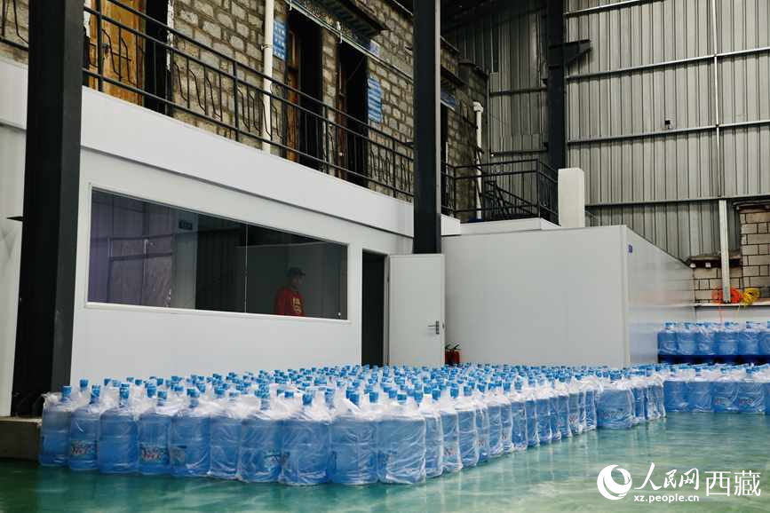 “色達牙泉”礦泉水（桶裝水）生產(chǎn)加工基地。人民網(wǎng)記者 次仁羅布攝
