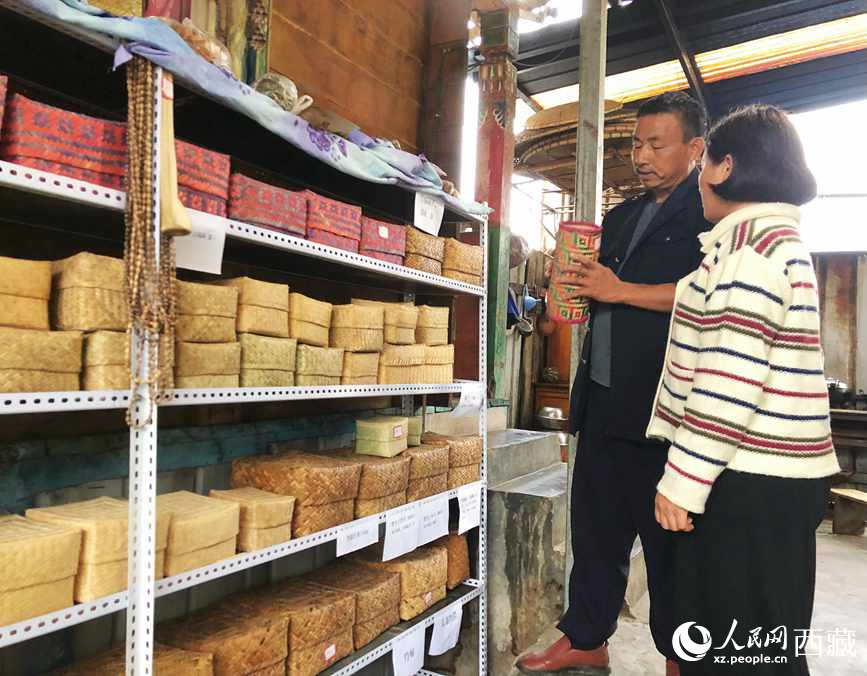 愛明（左一）給游客介紹藤竹產(chǎn)品。