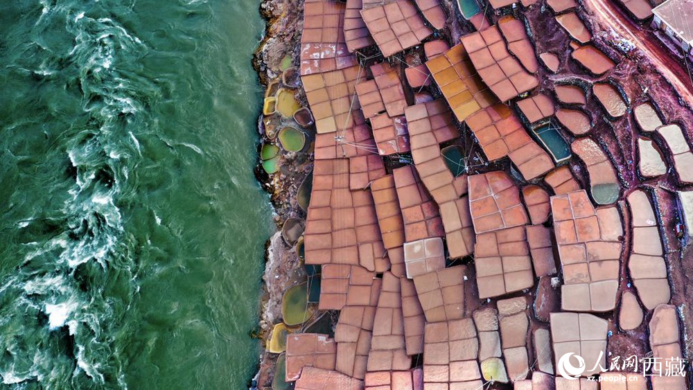 拍攝位于瀾滄江畔的鹽井古鹽田。人民網(wǎng)記者 次仁羅布攝