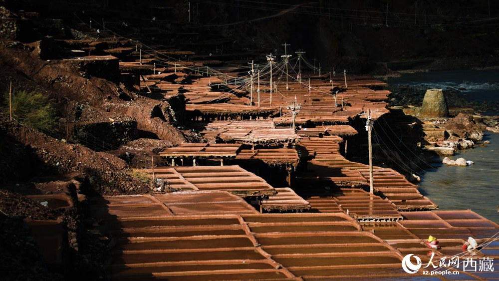 大大小小數(shù)千塊鹽田，形成一道絕美的風(fēng)景線。人民網(wǎng)記者 次仁羅布攝