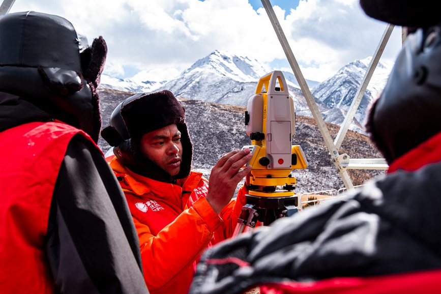2023年11月30日，西藏自治區(qū)那曲市索縣榮布至丁青縣巴達35千伏線路工程負責(zé)人黃小洪（左二）現(xiàn)場開展線路弧測量教學(xué)。趙清鵬攝