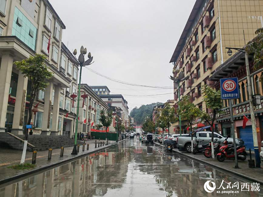 如今的墨脫縣城一應(yīng)俱全。人民網(wǎng) 李海霞攝