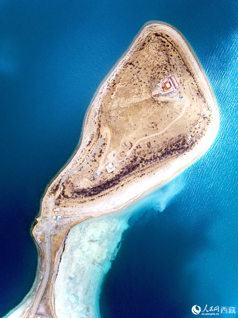 無人機(jī)視角下的西藏羊卓雍錯(cuò)日托寺風(fēng)光。人民網(wǎng)記者 次仁羅布攝