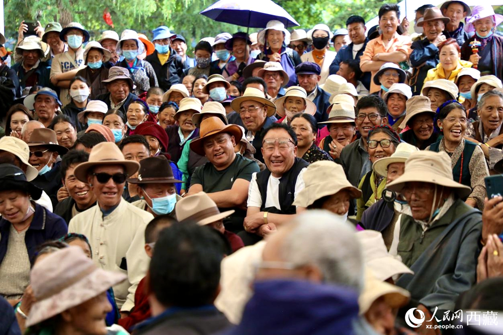 當(dāng)?shù)厝罕姾陀慰陀^看藏戲演出。