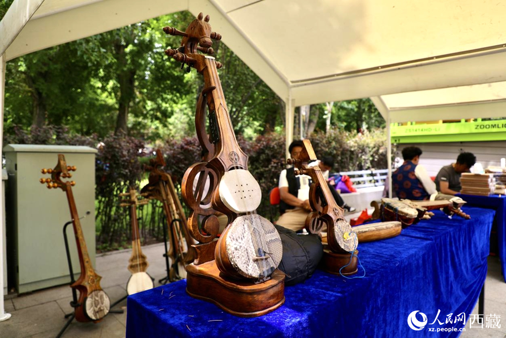 拉薩非遺集市上的扎念琴。