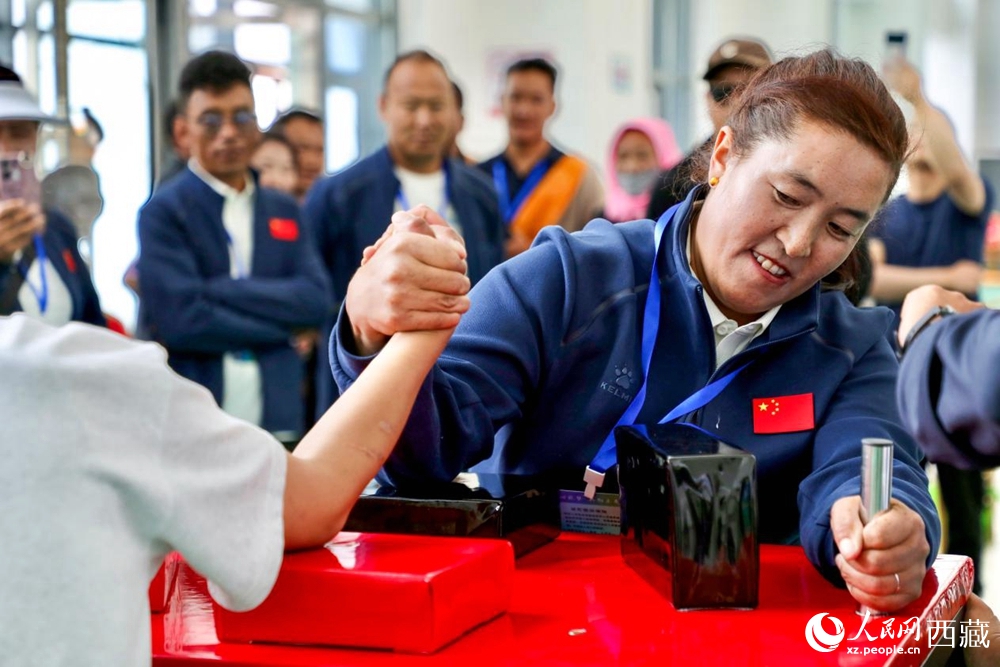 拉薩首屆農(nóng)牧民運(yùn)動(dòng)會(huì)上的掰手腕比賽現(xiàn)場。