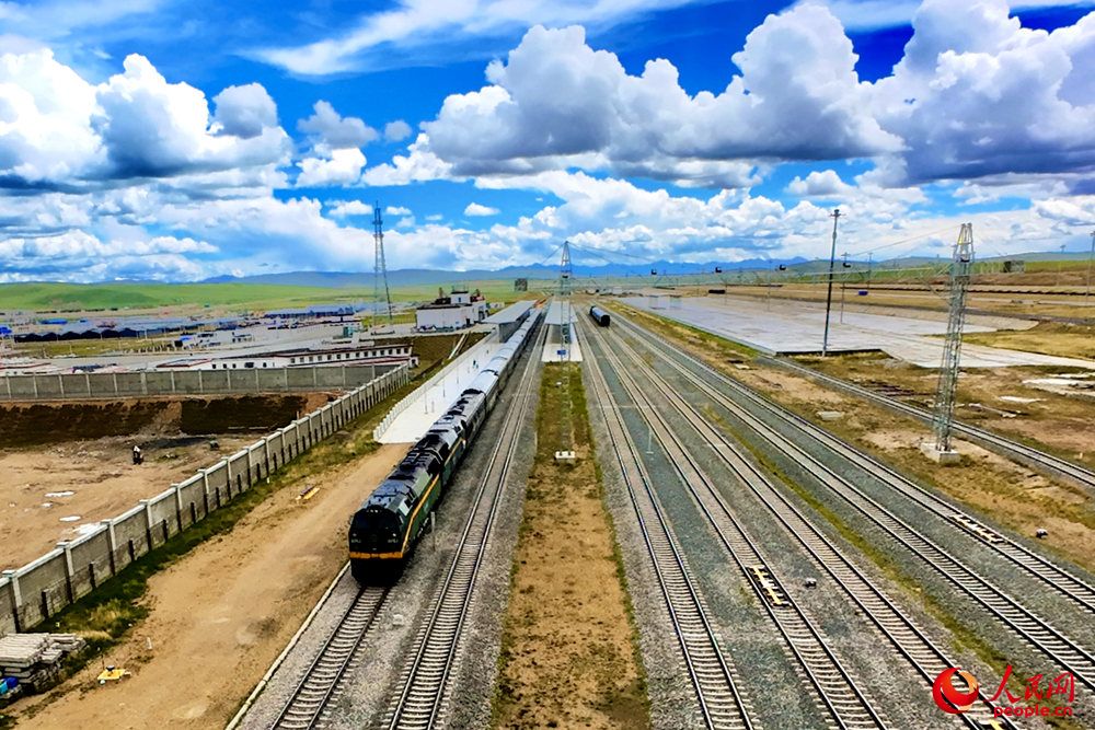 Z166次列車駛向那曲站。人民網(wǎng)記者 趙晨攝