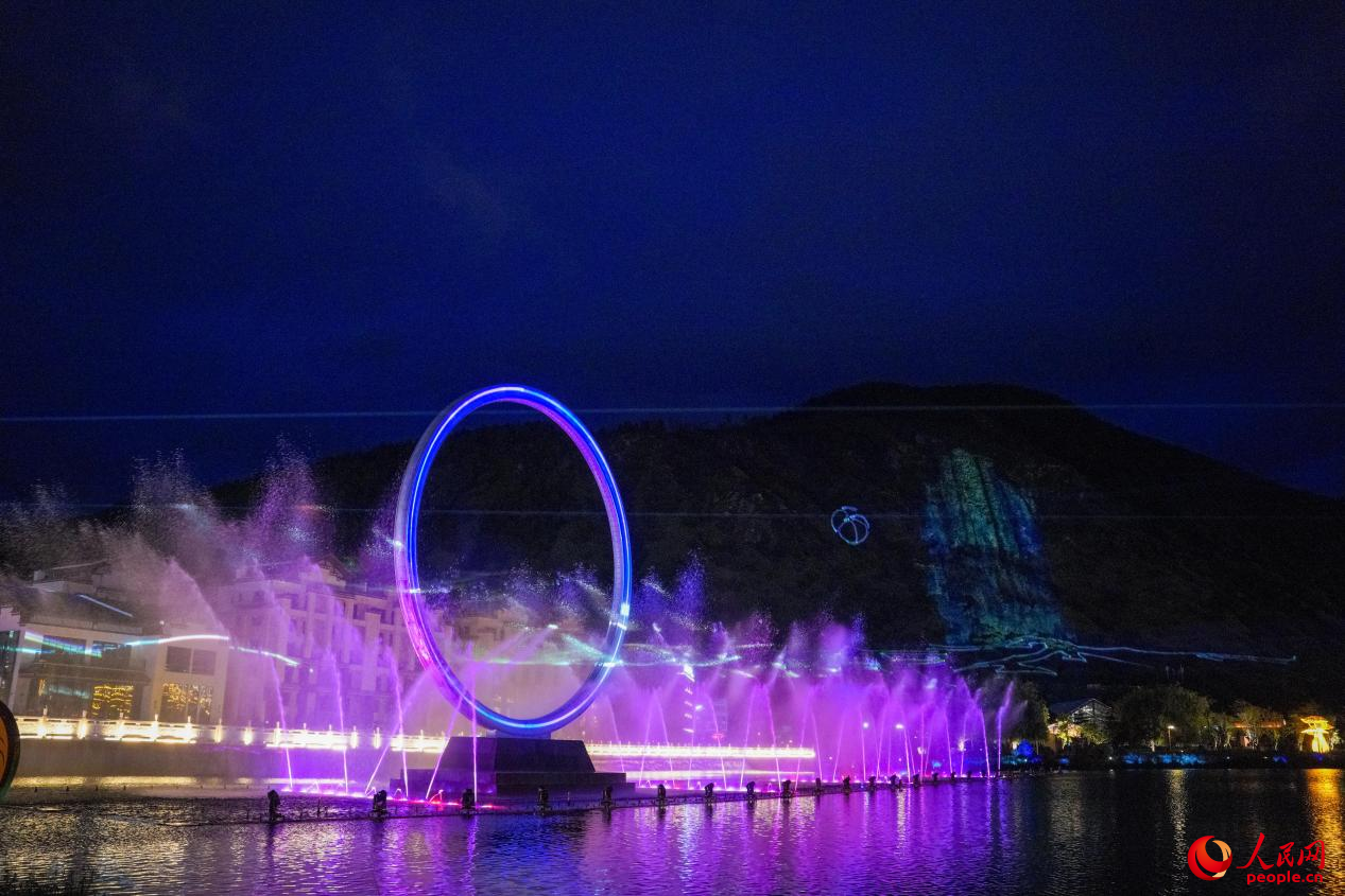 西藏林芝市民族團結(jié)廣場音樂噴泉。人民網(wǎng)記者 趙晨攝