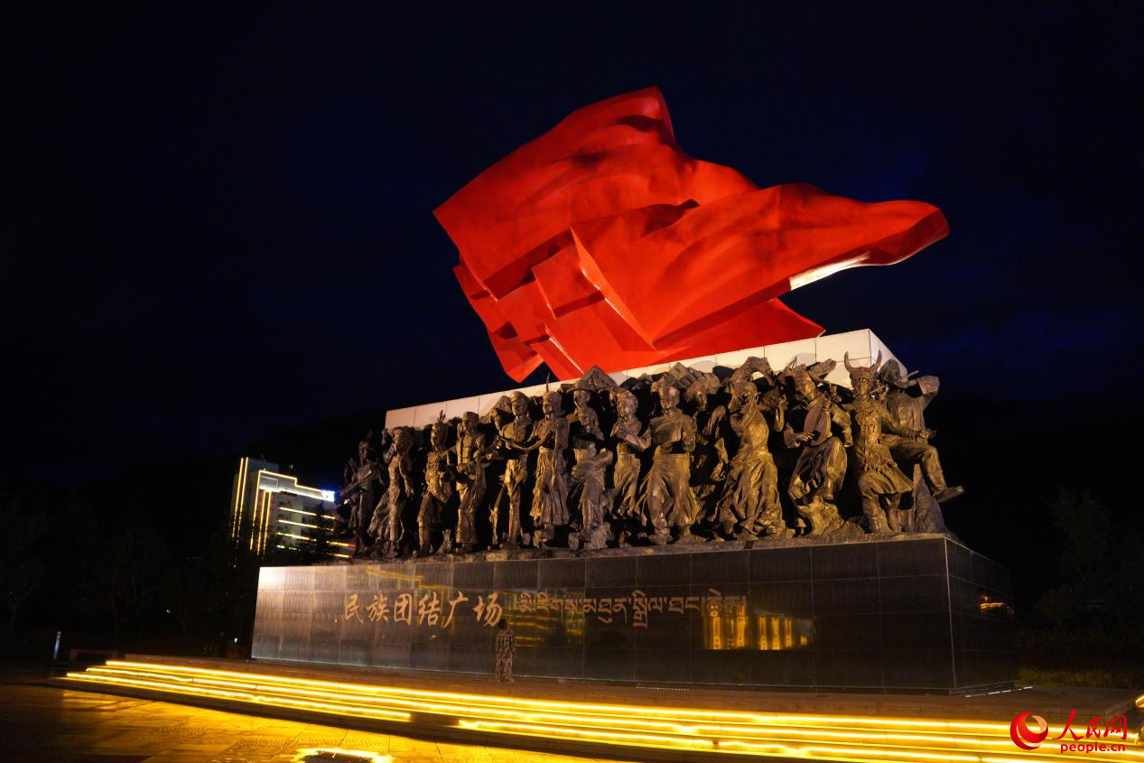 西藏林芝市民族團結(jié)廣場上的標志性雕塑。人民網(wǎng)記者 趙晨攝