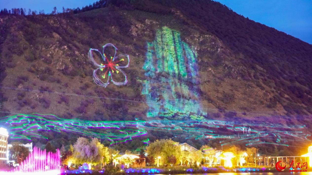 西藏林芝市民族團結(jié)廣場燈光秀舞動。人民網(wǎng)記者 趙晨攝
