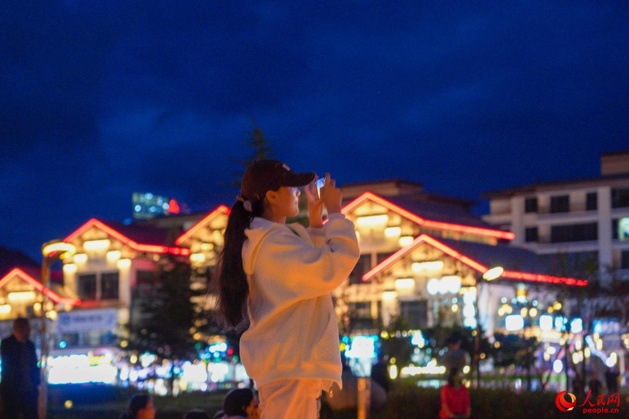居民在西藏林芝市民族團結(jié)廣場上拍照。人民網(wǎng)記者 趙晨攝