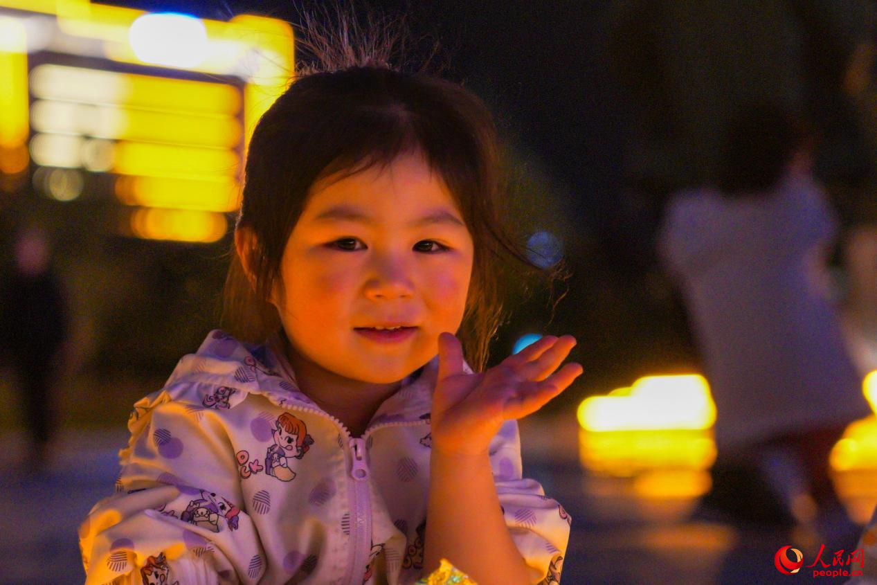 西藏林芝市民族團結(jié)廣場上的兒童。人民網(wǎng)記者 趙晨攝