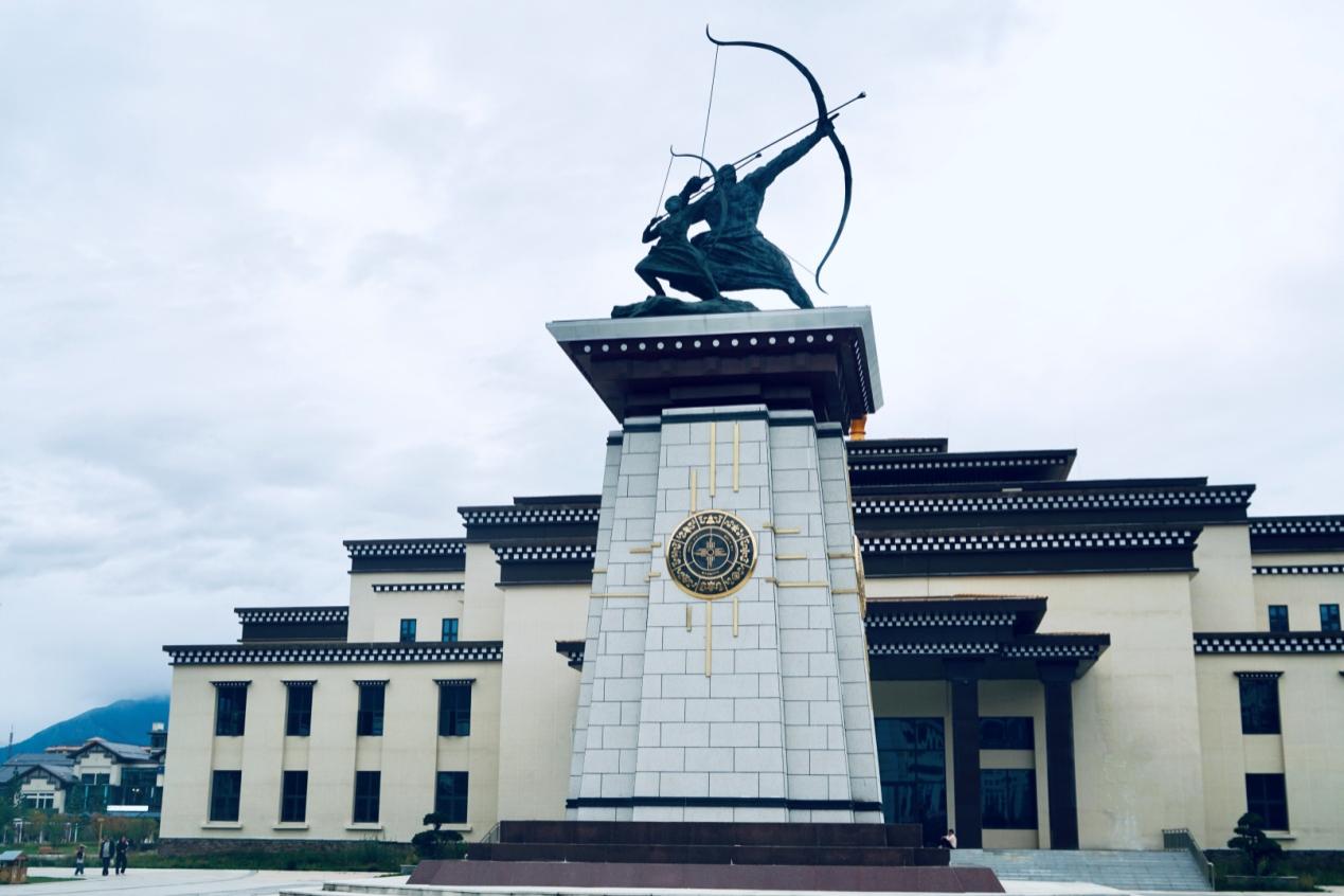 工布公園里的城市地標雕塑——畢秀之子。人民網(wǎng)記者 益西康珠攝