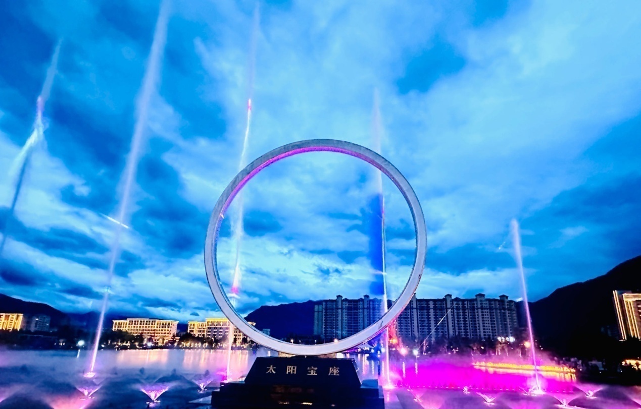 工布公園里的音樂水秀噴泉。人民網(wǎng)記者 益西康珠攝