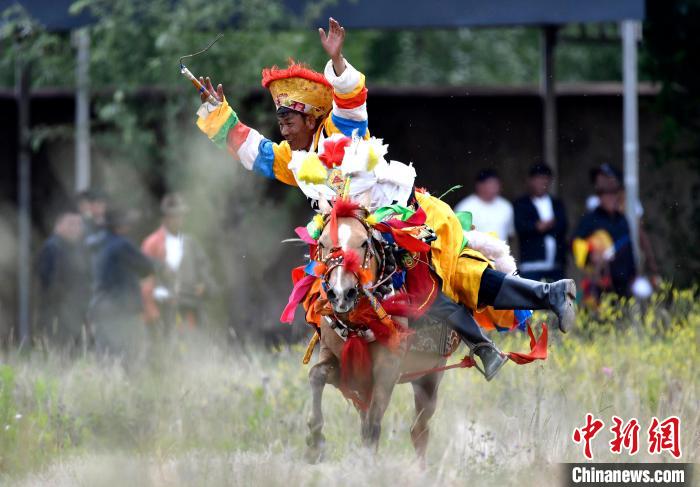 西藏拉薩：賽馬慶?！巴?jié)”